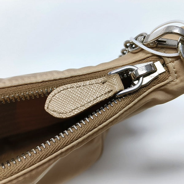 Authenticated pre-owned  Re-edition2005 Nylon Beige - Shoulder Bag at Looply