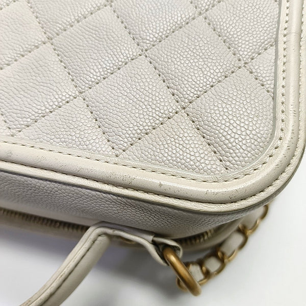 Authenticated pre-owned  Filigree Large Quilted Grained Calfskin White - Shoulder Bag at Looply