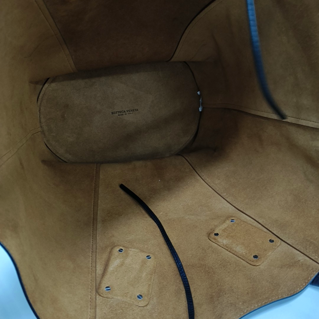 Authenticated pre-owned  Arco Calfskin Black - Shoulder Bag at Looply