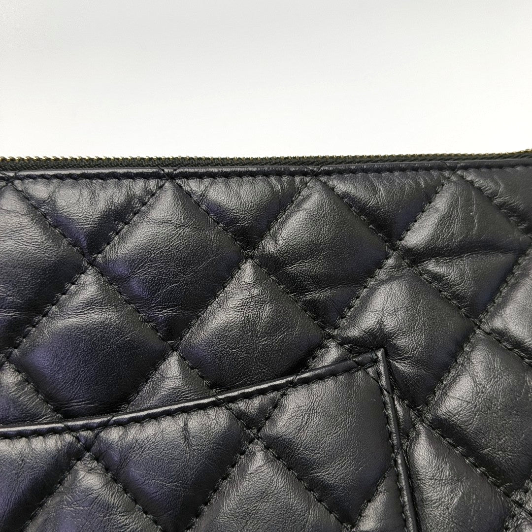 Authenticated pre-owned  2.55 East West Quilted Calfskin Black - Clutch at Looply