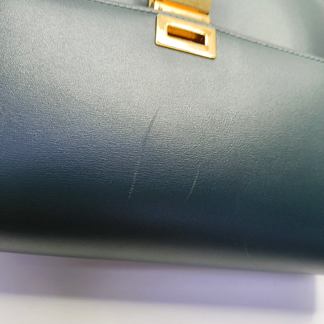 Authenticated pre-owned  CLASSIC BOX Medium Calfskin Green - Shoulder Bag at Looply