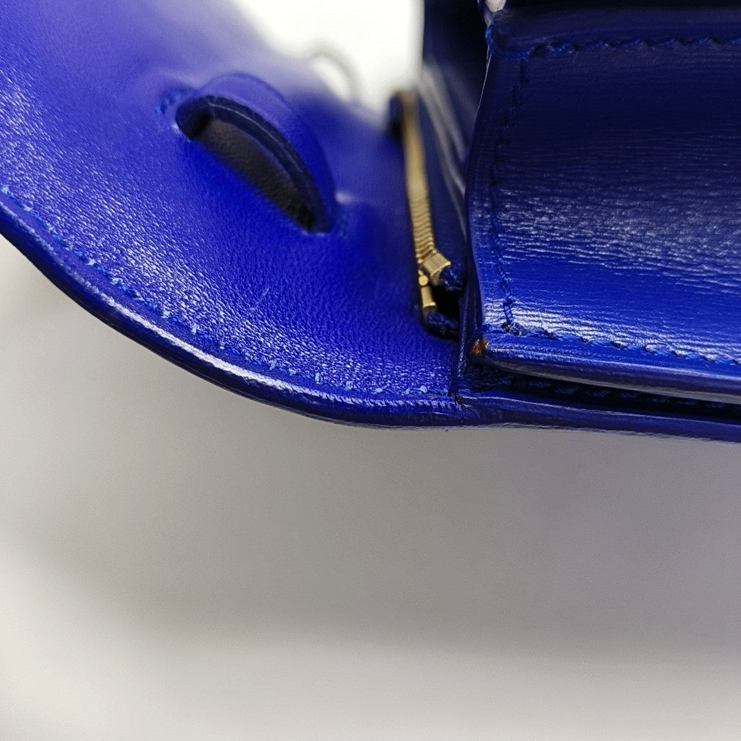 Authenticated pre-owned  CLASSIC BOX Medium Calfskin Blue - Shoulder Bag at Looply