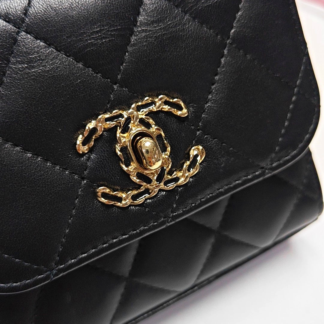 Authenticated pre-owned  Trendy CC Quilted Lambskin Black - Crossbody Bag at Looply