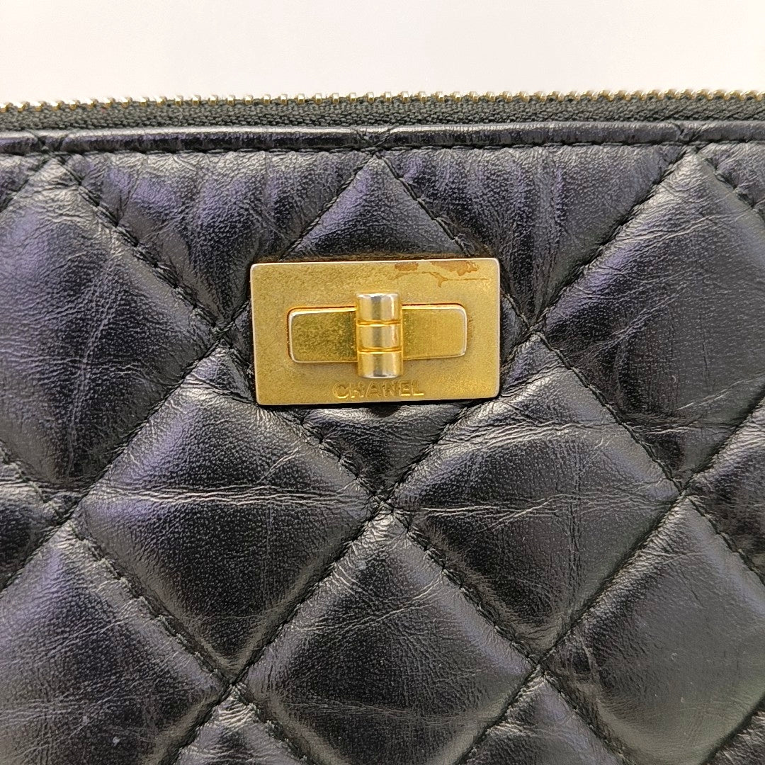 Authenticated pre-owned  2.55 East West Quilted Calfskin Black - Clutch at Looply