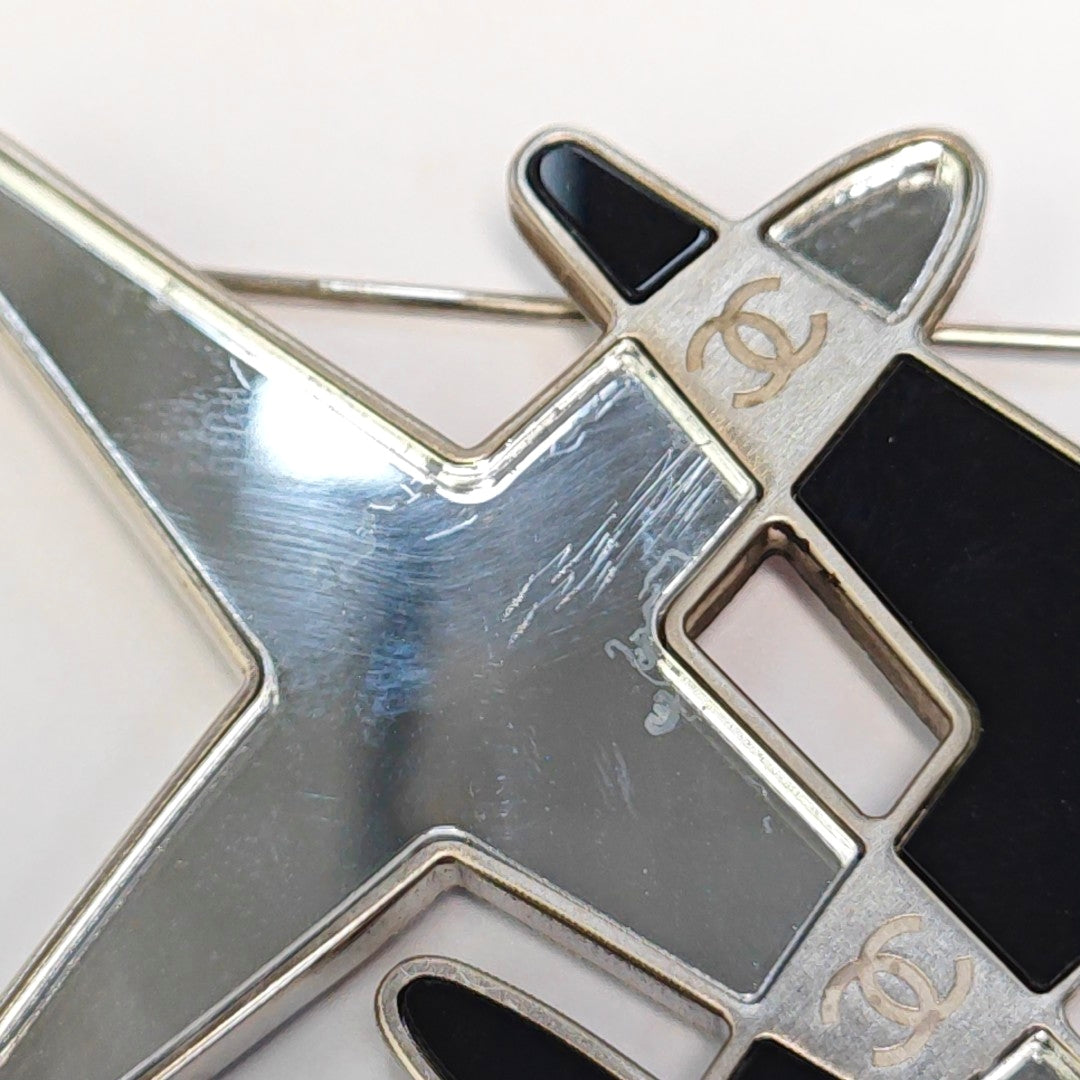 Authenticated pre-owned  Silver-tone Metal Other Brooch - Brooch at Looply