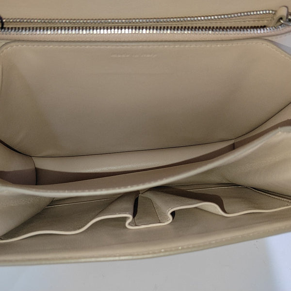 Authenticated pre-owned  Classic Box Medium Leather Beige - Crossbody Bag at Looply