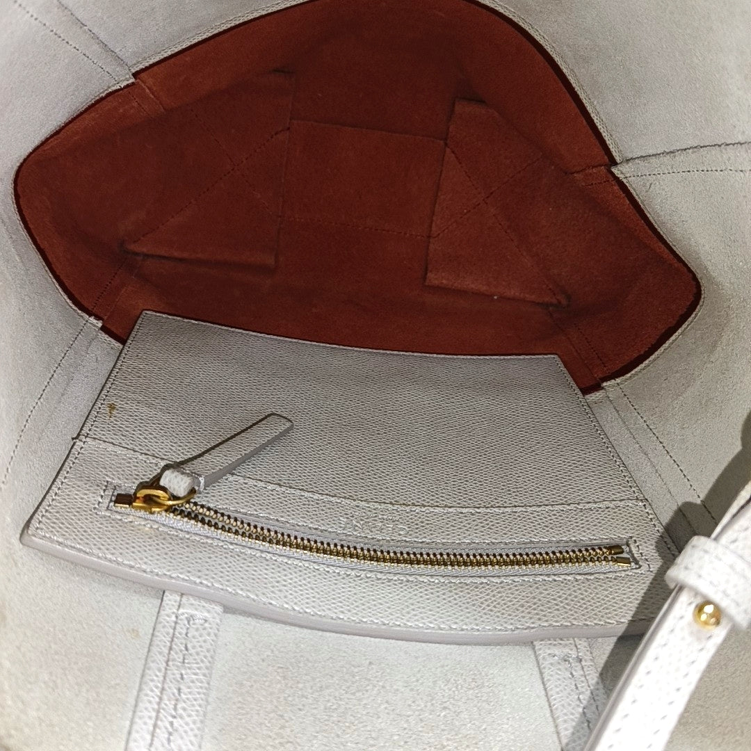 Authenticated pre-owned  Vertical Cabas Calfskin White - Shoulder Bag at Looply