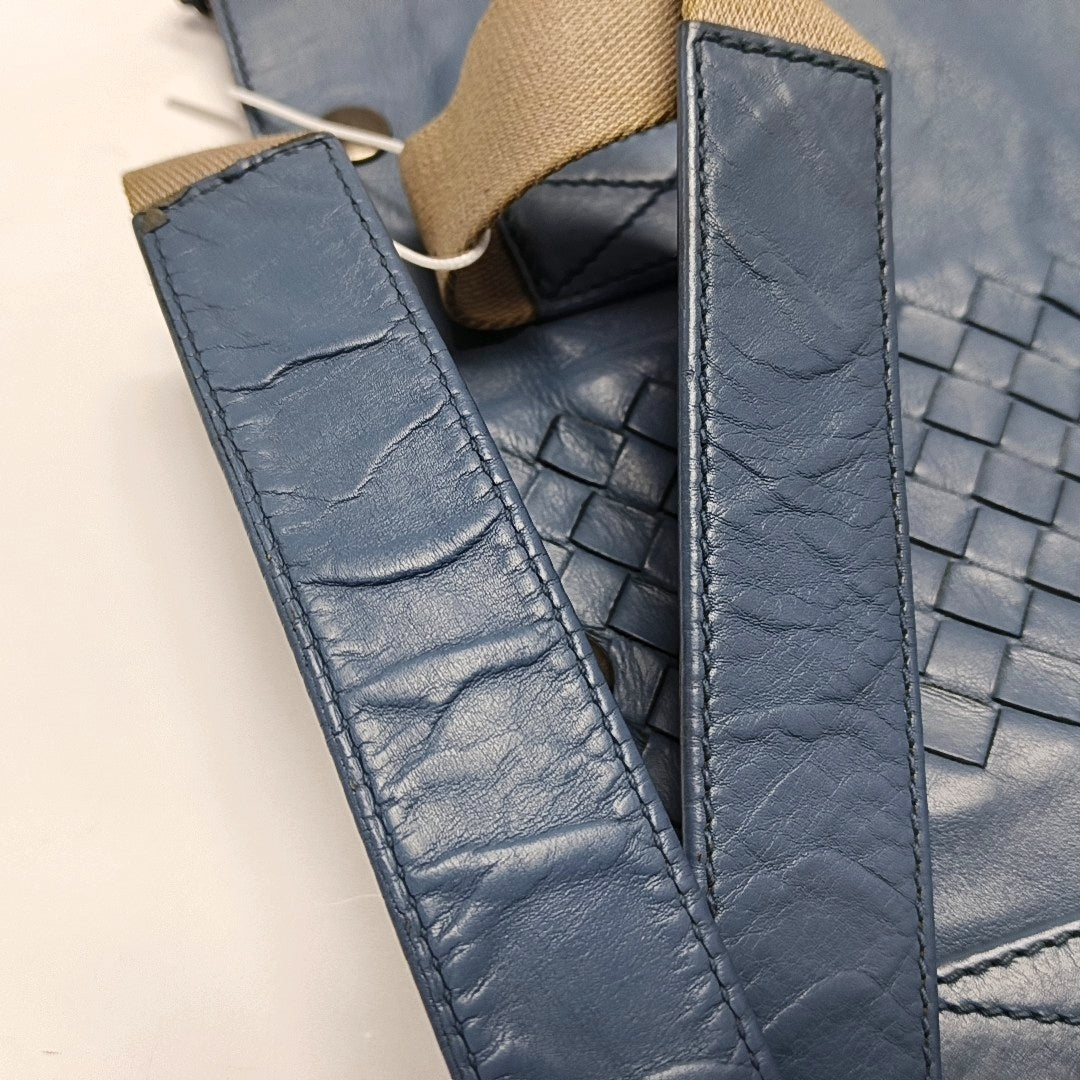 Authenticated pre-owned  Veneta Calfskin Blue - Top Handle Bag at Looply