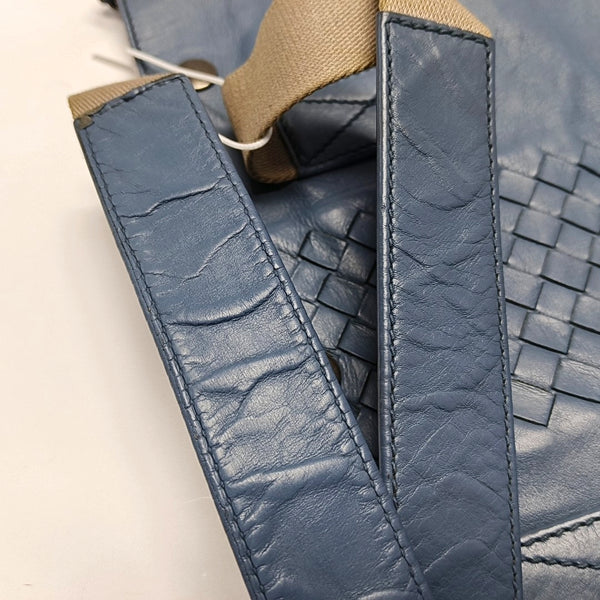 Authenticated pre-owned  Veneta Calfskin Blue - Top Handle Bag at Looply