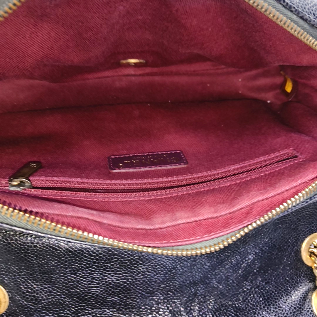 Authenticated pre-owned  Classic Flap Medium Quilted Calfskin Black - Crossbody Bag at Looply