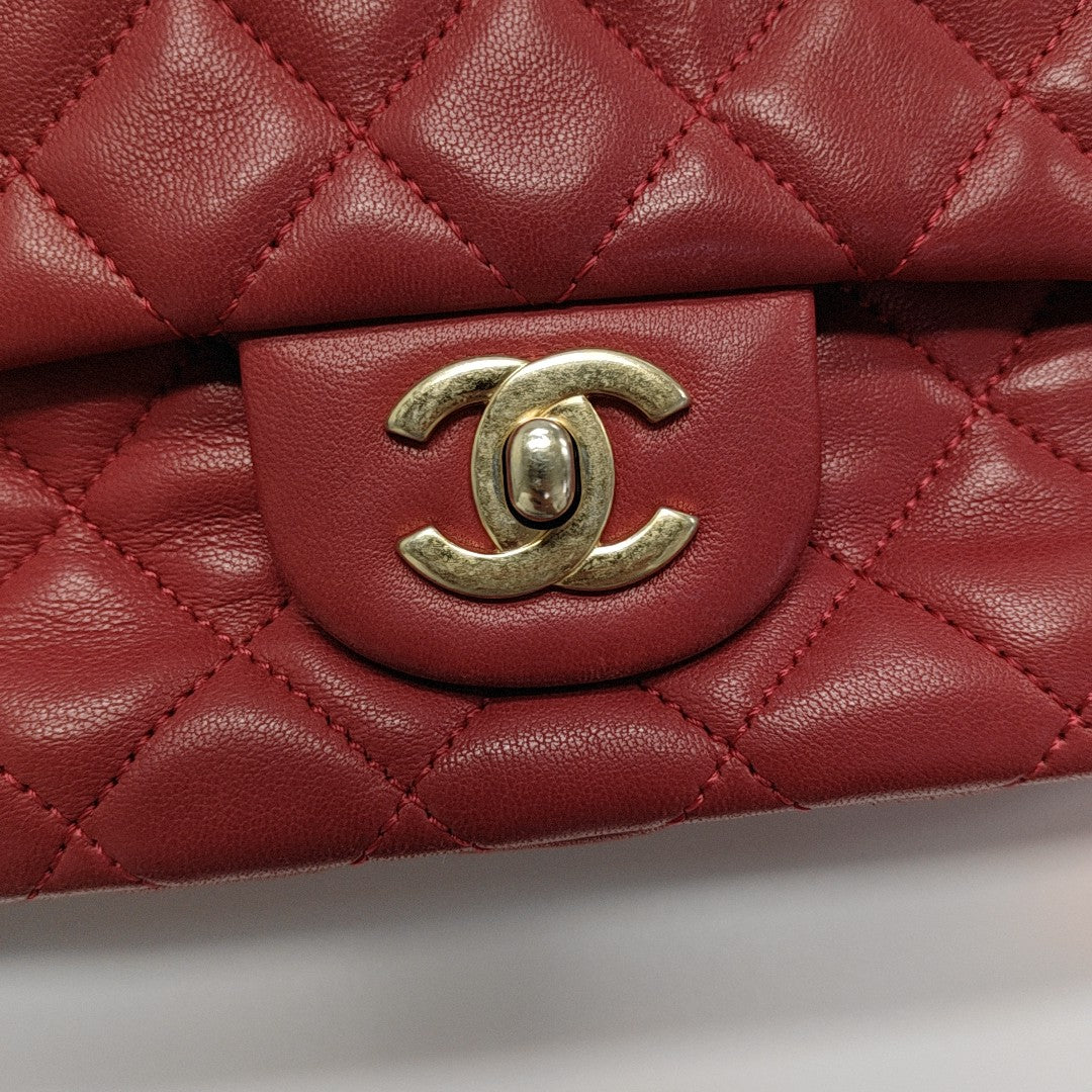 Authenticated pre-owned  Classic Flap Medium Quilted Lambskin Red - Shoulder Bag at Looply