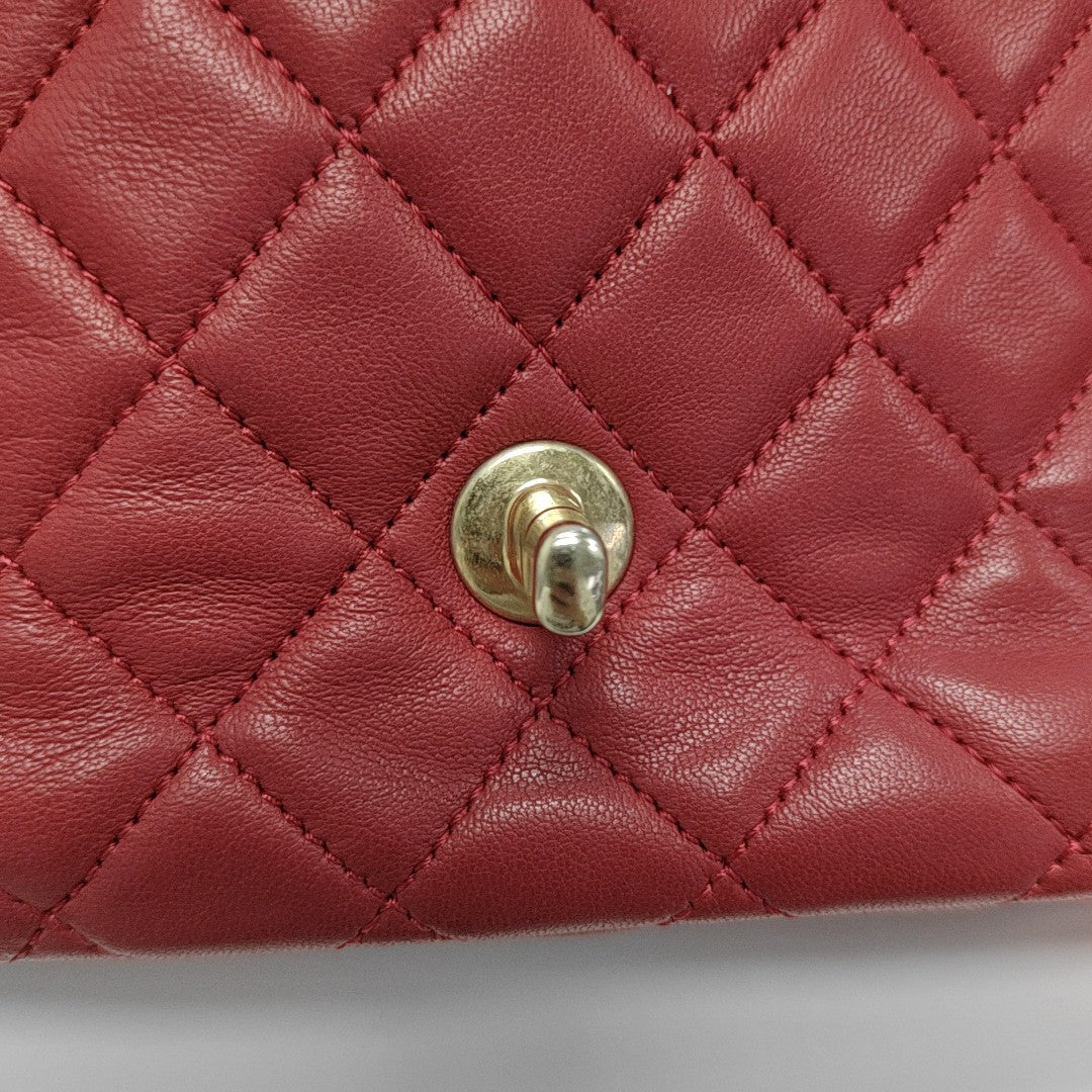 Authenticated pre-owned  Classic Flap Medium Quilted Lambskin Red - Shoulder Bag at Looply