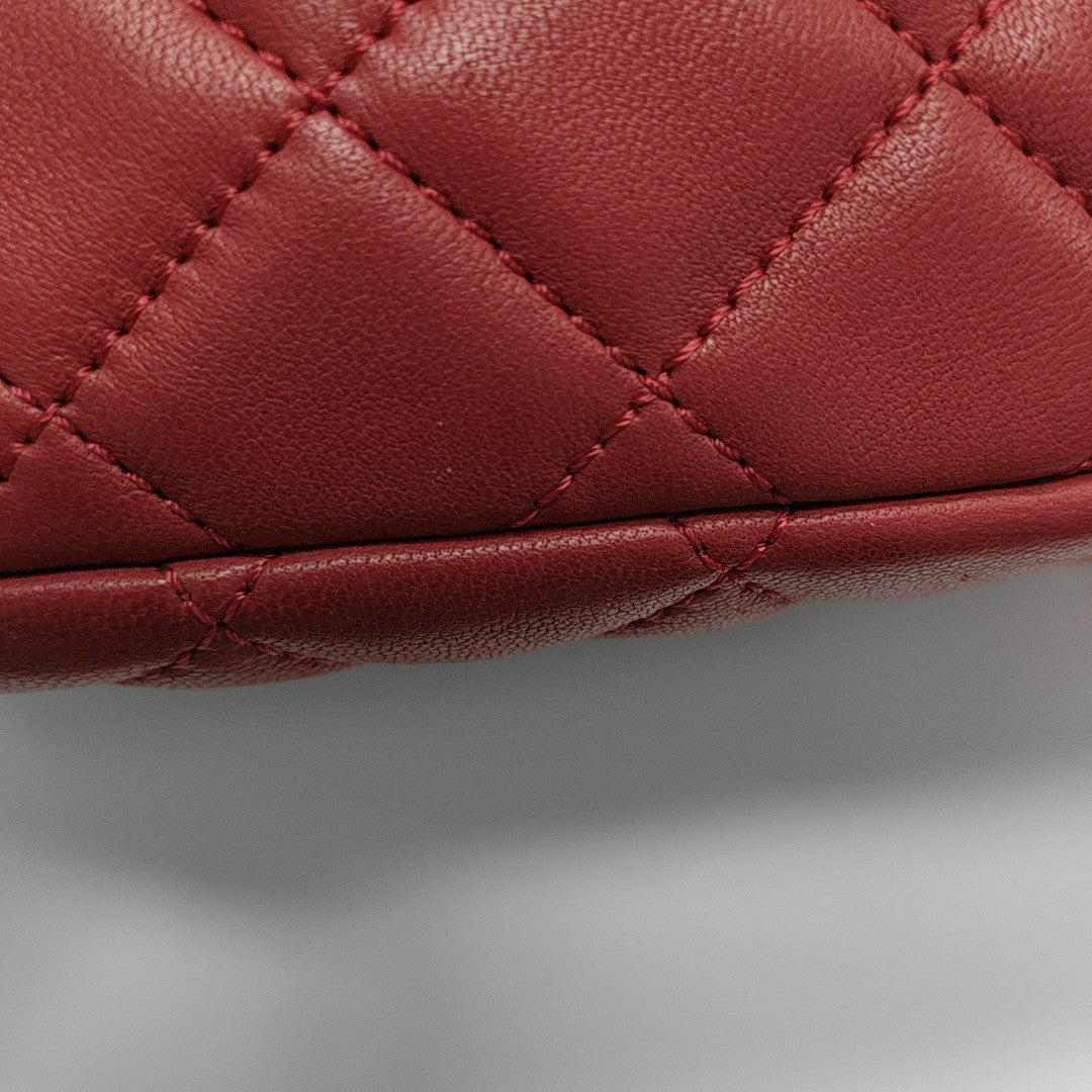 Authenticated pre-owned  Classic Flap Medium Quilted Lambskin Red - Shoulder Bag at Looply