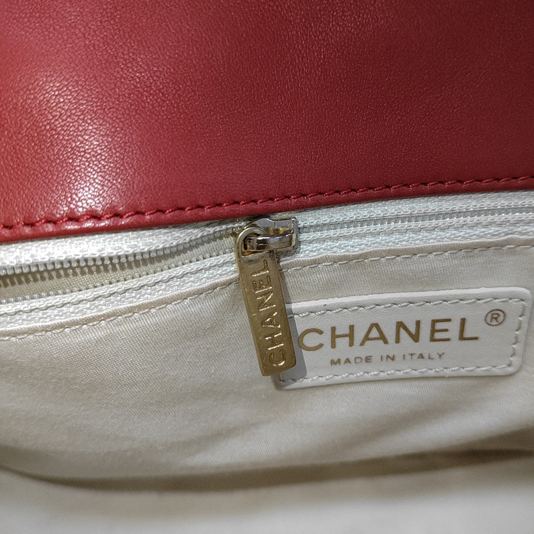 Authenticated pre-owned  Classic Flap Medium Quilted Lambskin Red - Shoulder Bag at Looply