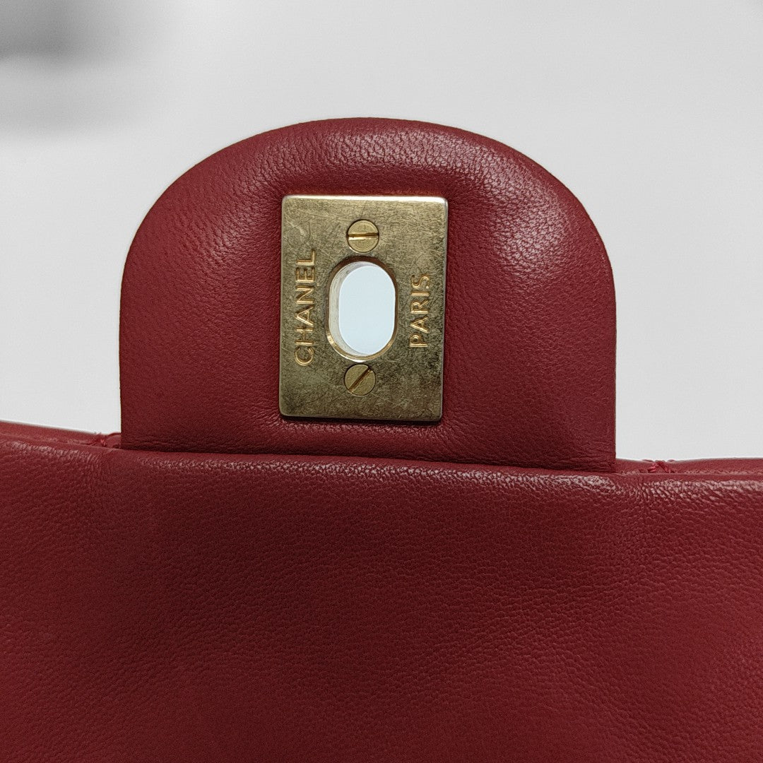 Authenticated pre-owned  Classic Flap Medium Quilted Lambskin Red - Shoulder Bag at Looply