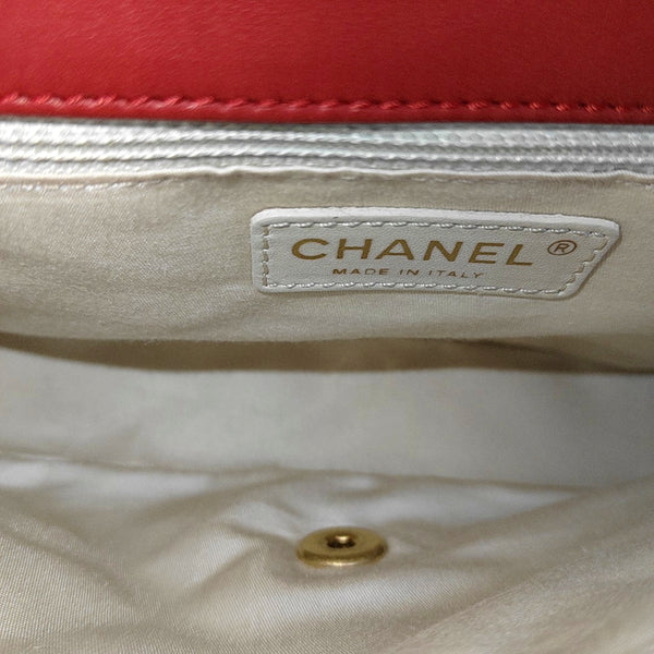 Authenticated pre-owned  Classic Flap Medium Quilted Lambskin Red - Shoulder Bag at Looply