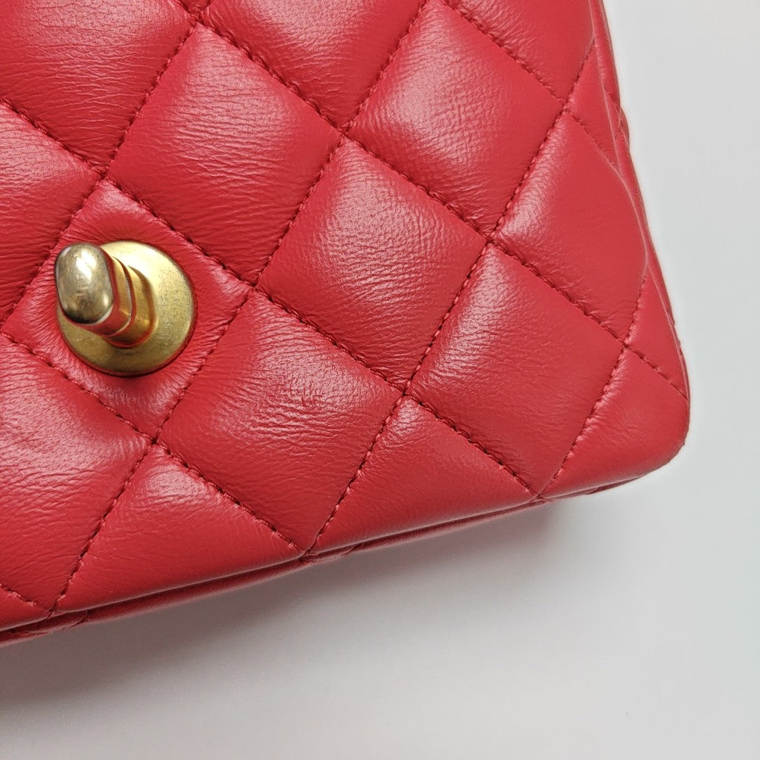 Authenticated pre-owned  Classic Flap Quilted Lambskin Red - Shoulder Bag at Looply