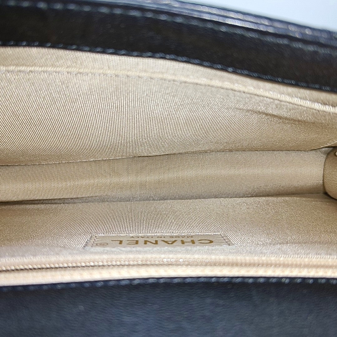 Authenticated pre-owned  Classic Flap Quilted Calfskin Black - Shoulder Bag at Looply