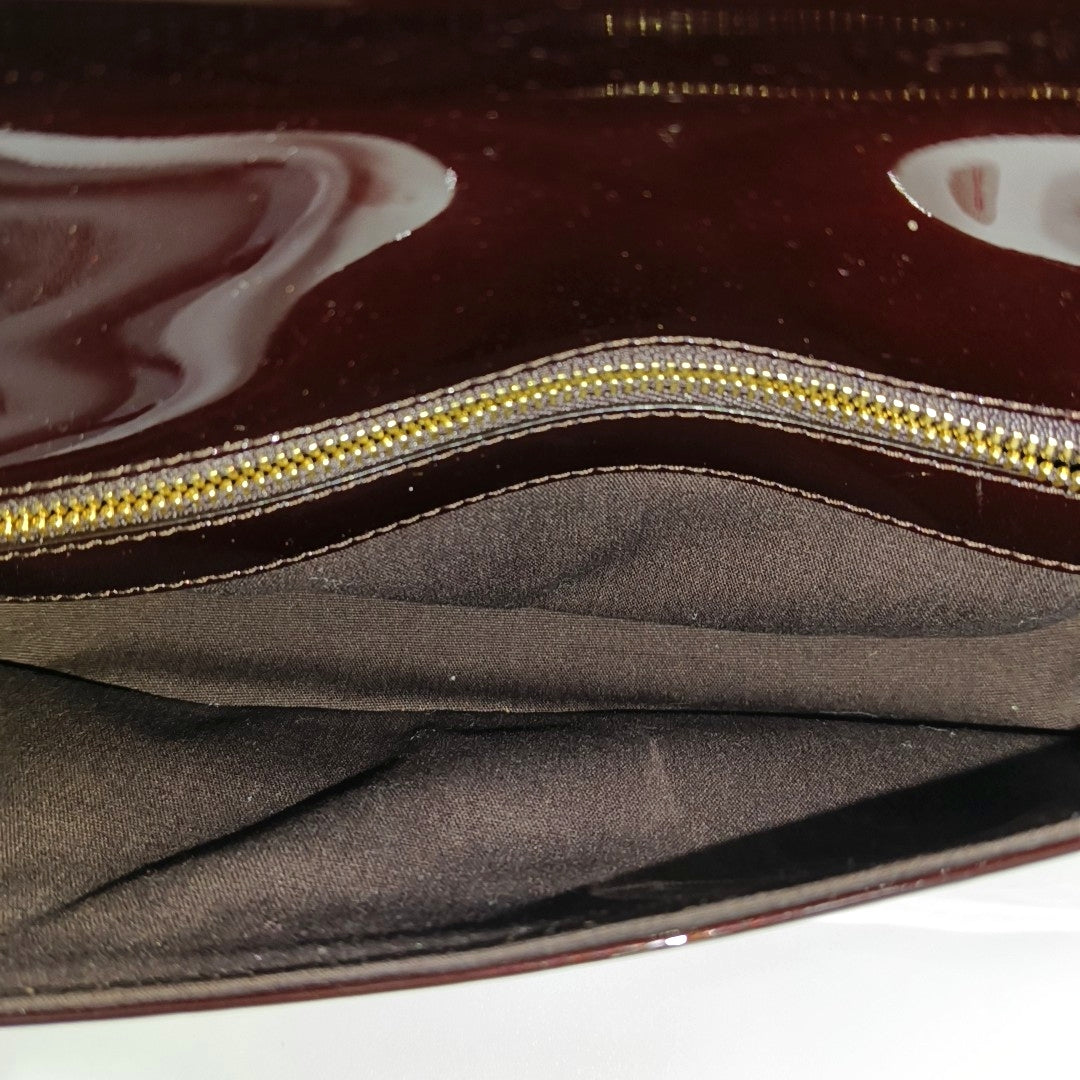 Authenticated pre-owned  Sobe Patent Leather Burgundy - Clutch at Looply