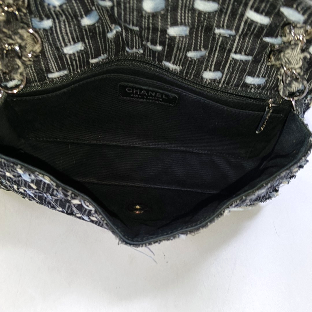 Authenticated pre-owned  Classic Flap Medium Quilted Fabric Black - Shoulder Bag at Looply