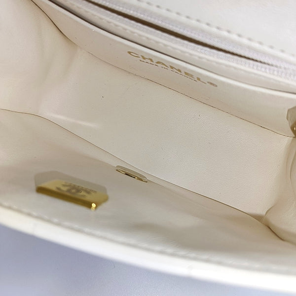 Authenticated pre-owned  Classic Flap Medium Lambskin White - Crossbody Bag at Looply