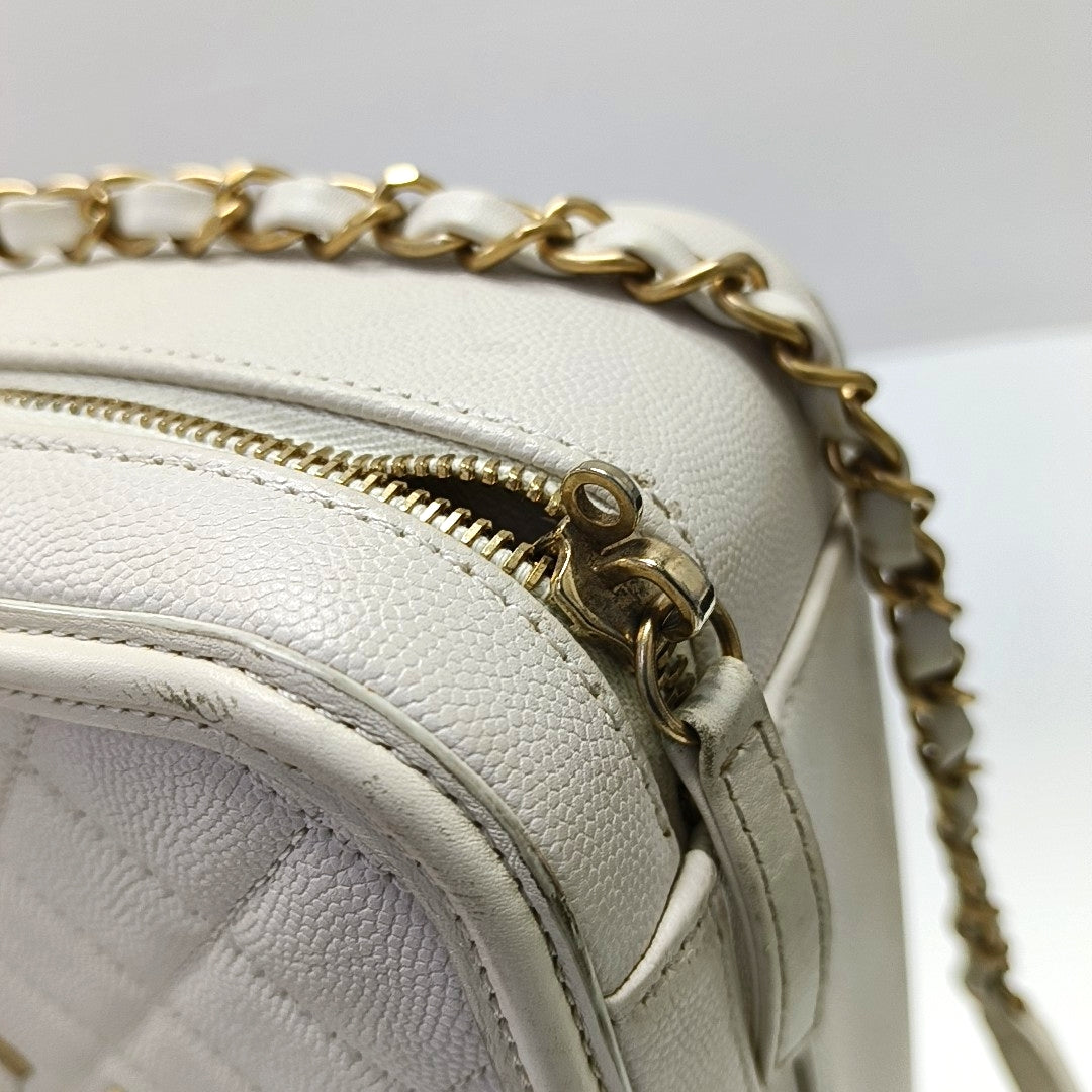 Authenticated pre-owned  Filigree Large Quilted Grained Calfskin White - Shoulder Bag at Looply