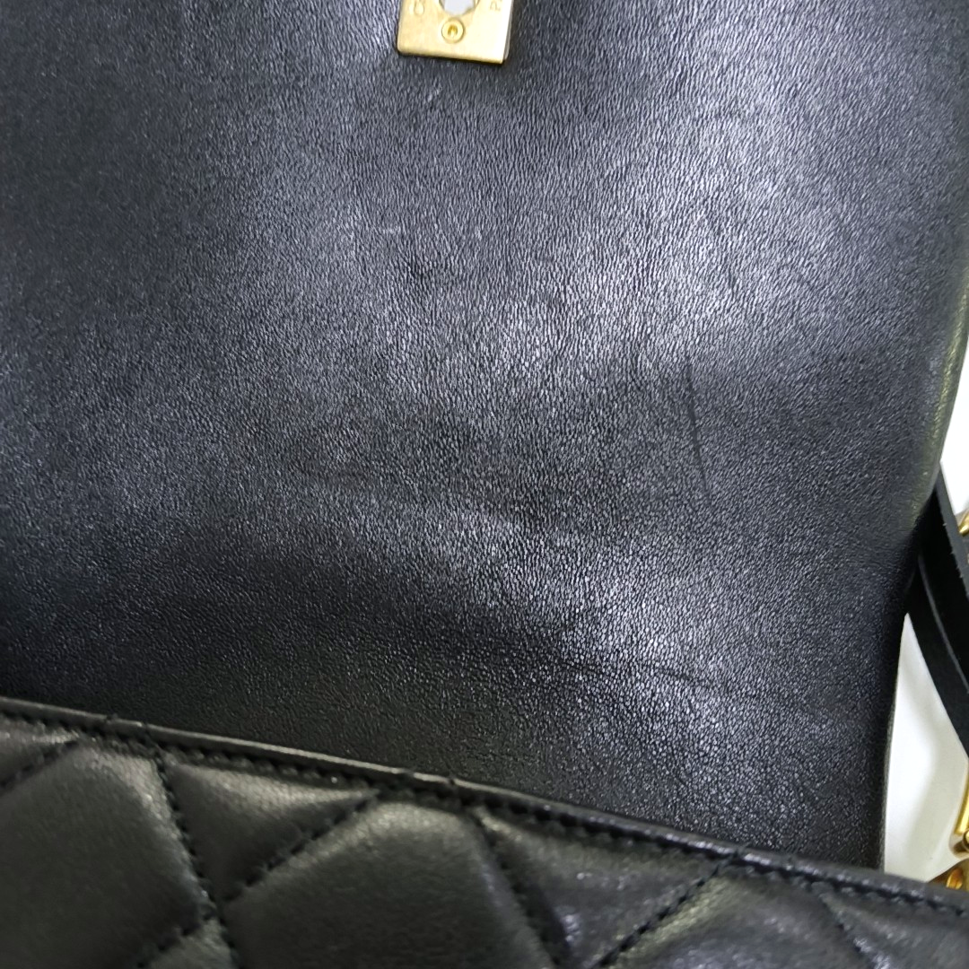 Authenticated pre-owned  Classic Flap Quilted Lambskin Black - Crossbody Bag at Looply