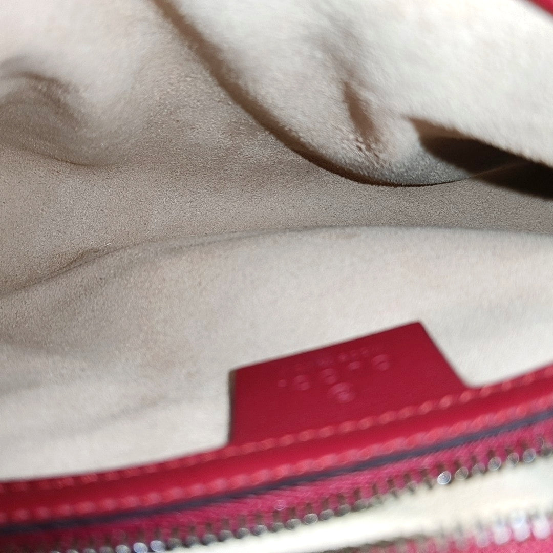 Authenticated pre-owned  GG Marmont Medium Calfskin Red - Shoulder Bag at Looply