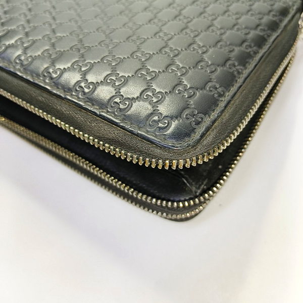 Authenticated pre-owned  Microguccissima Monogram Calfskin Black - Clutch at Looply