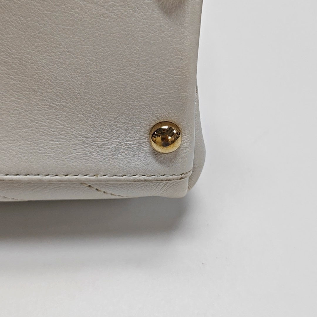 Authenticated pre-owned  Classic Flap Calfskin White - Shoulder Bag at Looply