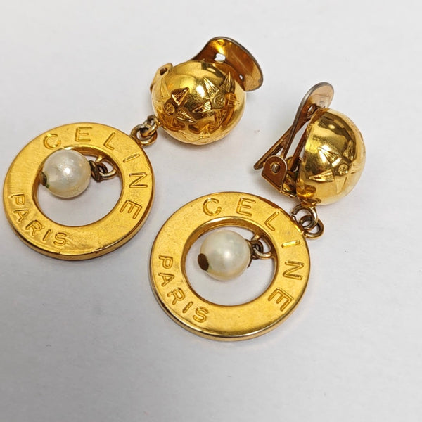 Pendiente dorado de metal con perlas de imitación