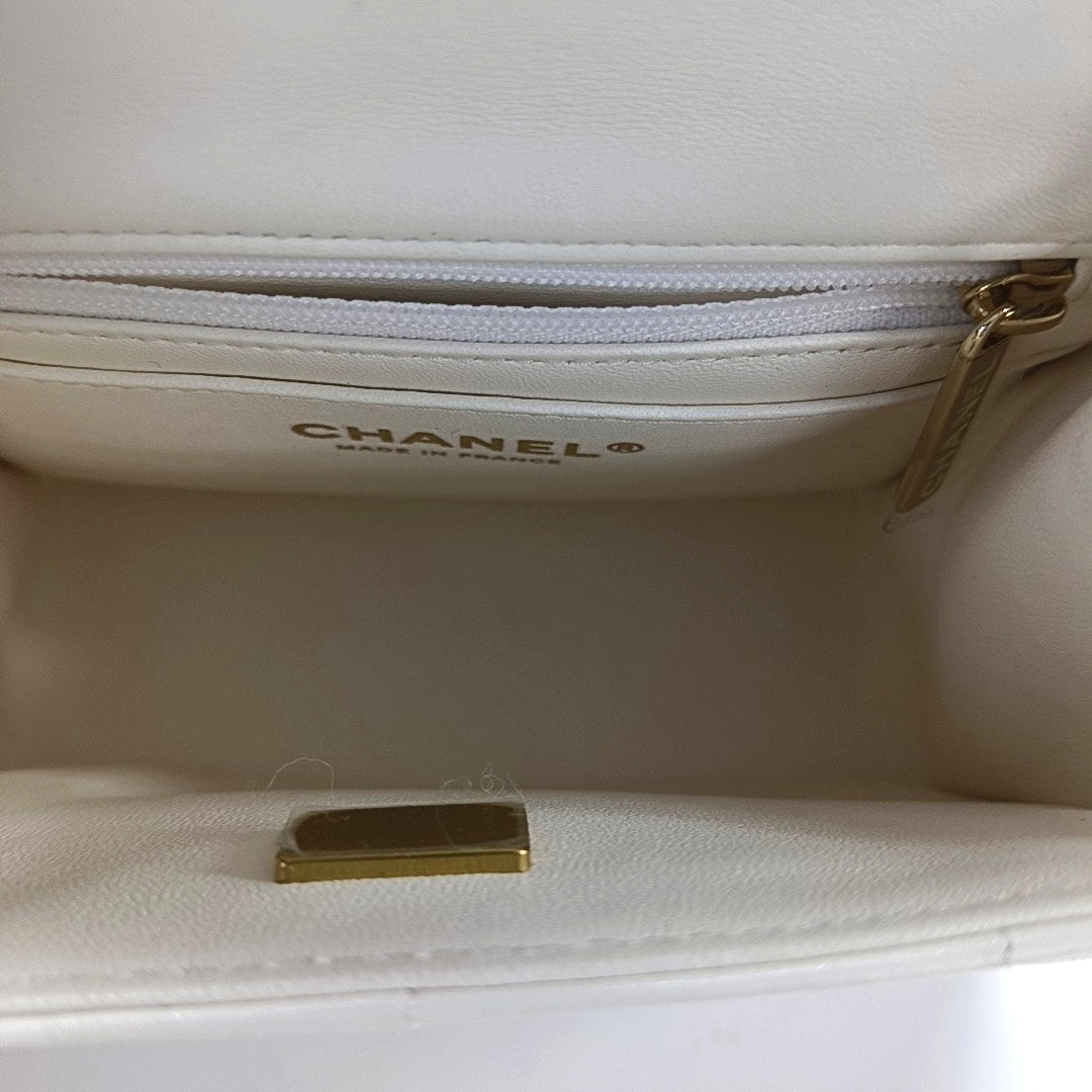Authenticated pre-owned  Classic Flap Lambskin White - Shoulder Bag at Looply