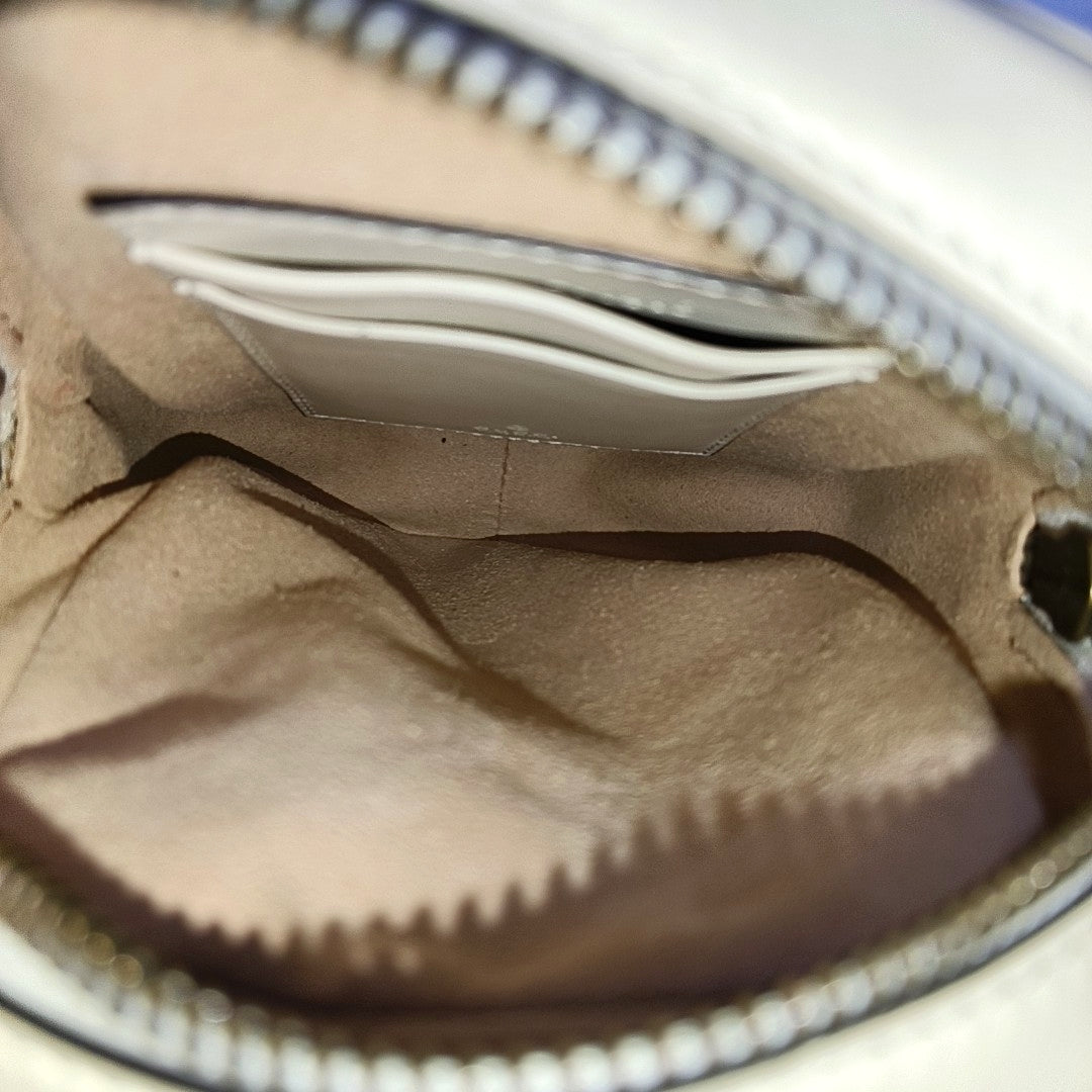 Authenticated pre-owned  GG Marmont Mini Calfskin White - Crossbody Bag at Looply