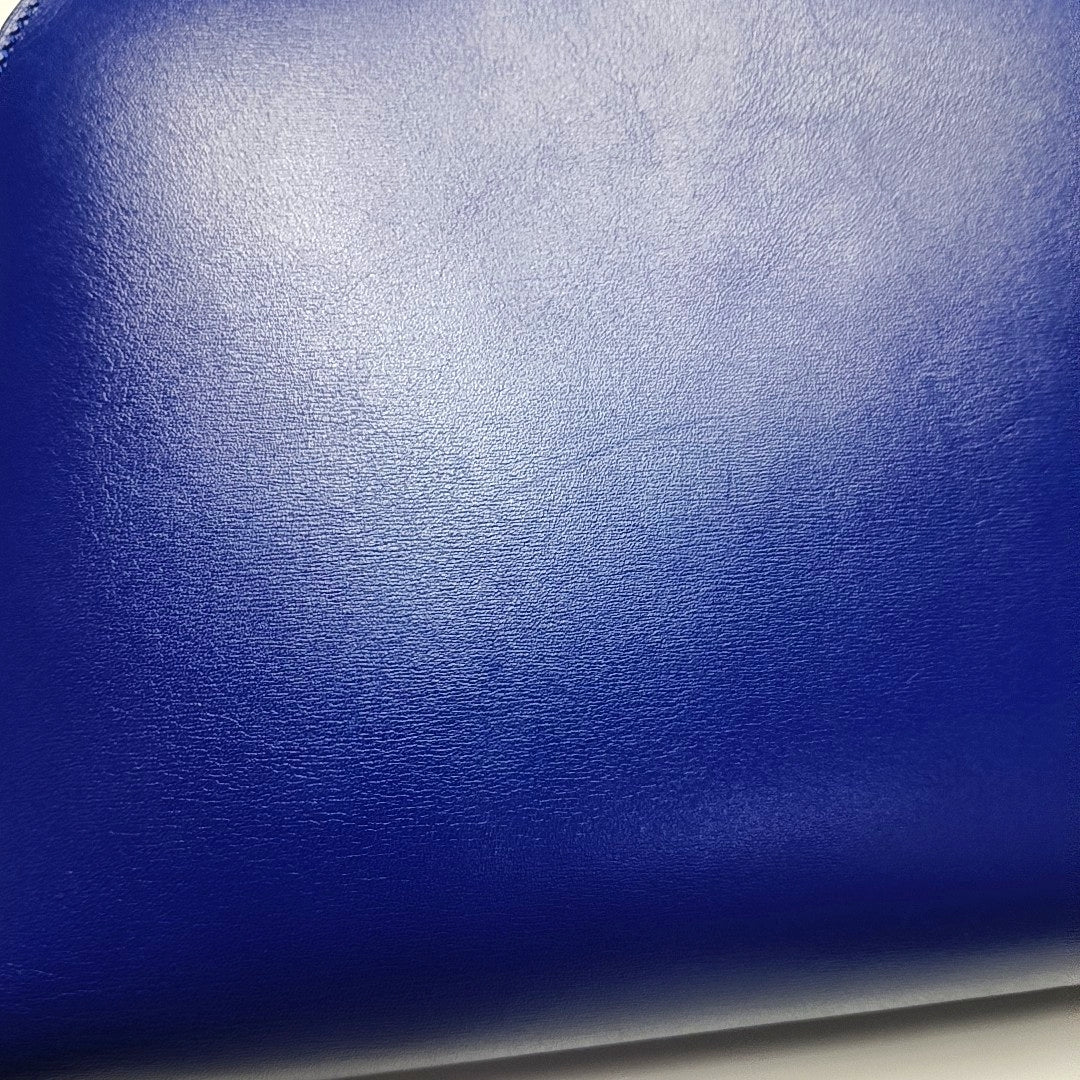 Authenticated pre-owned  CLASSIC BOX Medium Calfskin Blue - Shoulder Bag at Looply