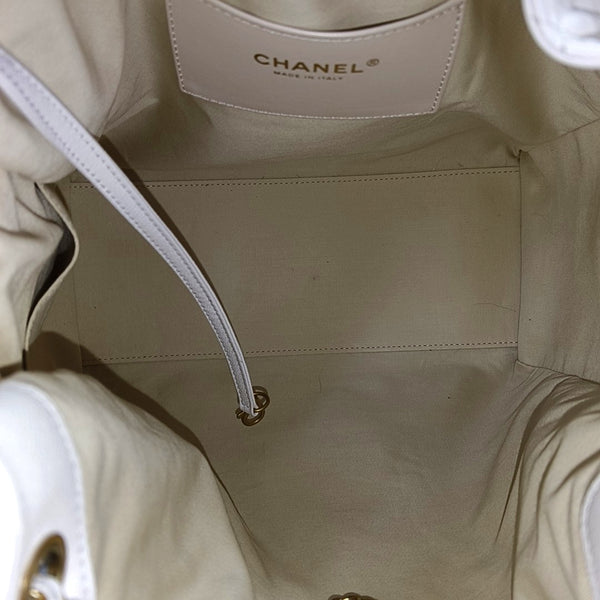 CHANEL 25 Mediano Piel de Becerro Acolchada Blanca