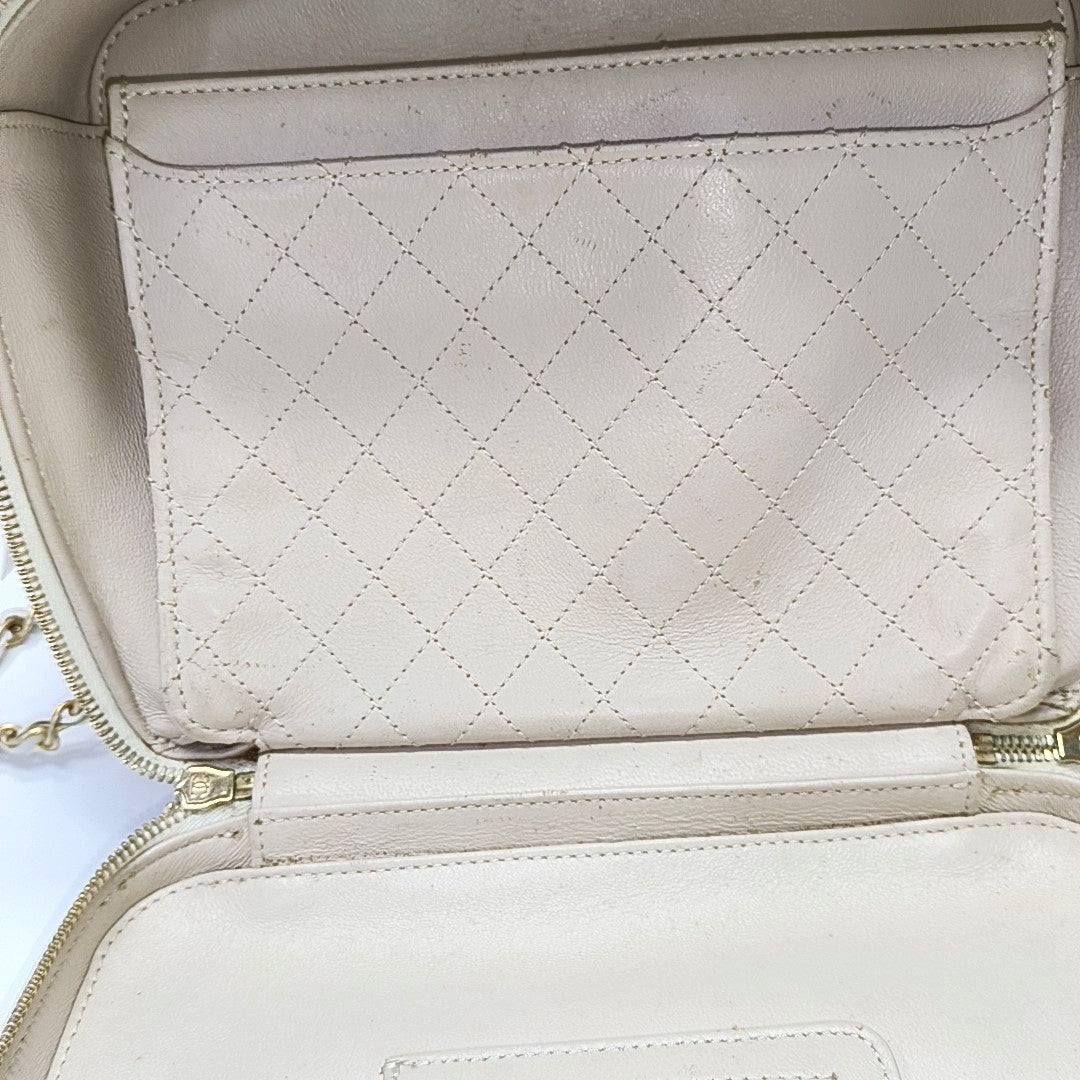 Authenticated pre-owned  Filigree Large Quilted Grained Calfskin White - Shoulder Bag at Looply