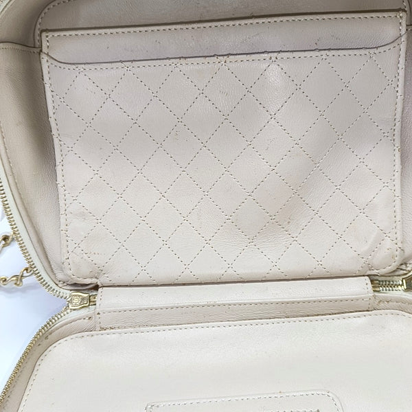 Authenticated pre-owned  Filigree Large Quilted Grained Calfskin White - Shoulder Bag at Looply