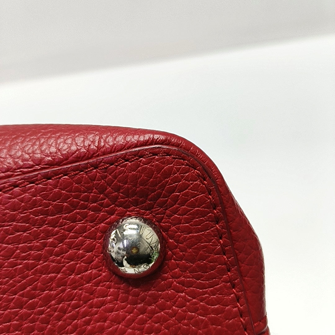 Authenticated pre-owned  Capucines MM Calfskin Red - Shoulder Bag at Looply