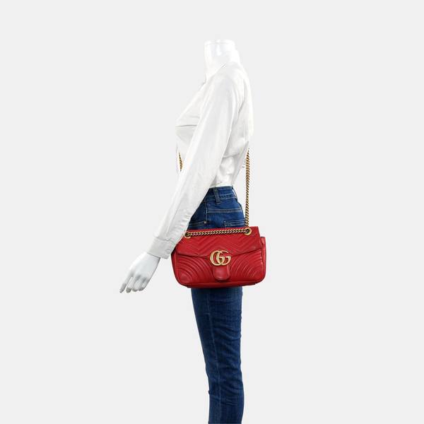 Authenticated pre-owned  GG Marmont Medium Calfskin Red - Shoulder Bag at Looply