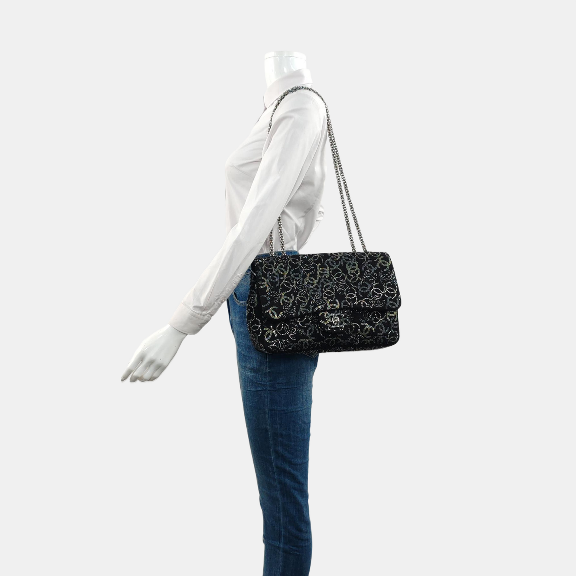 Authenticated pre-owned  Classic Flap Fabric Black - Shoulder Bag at Looply