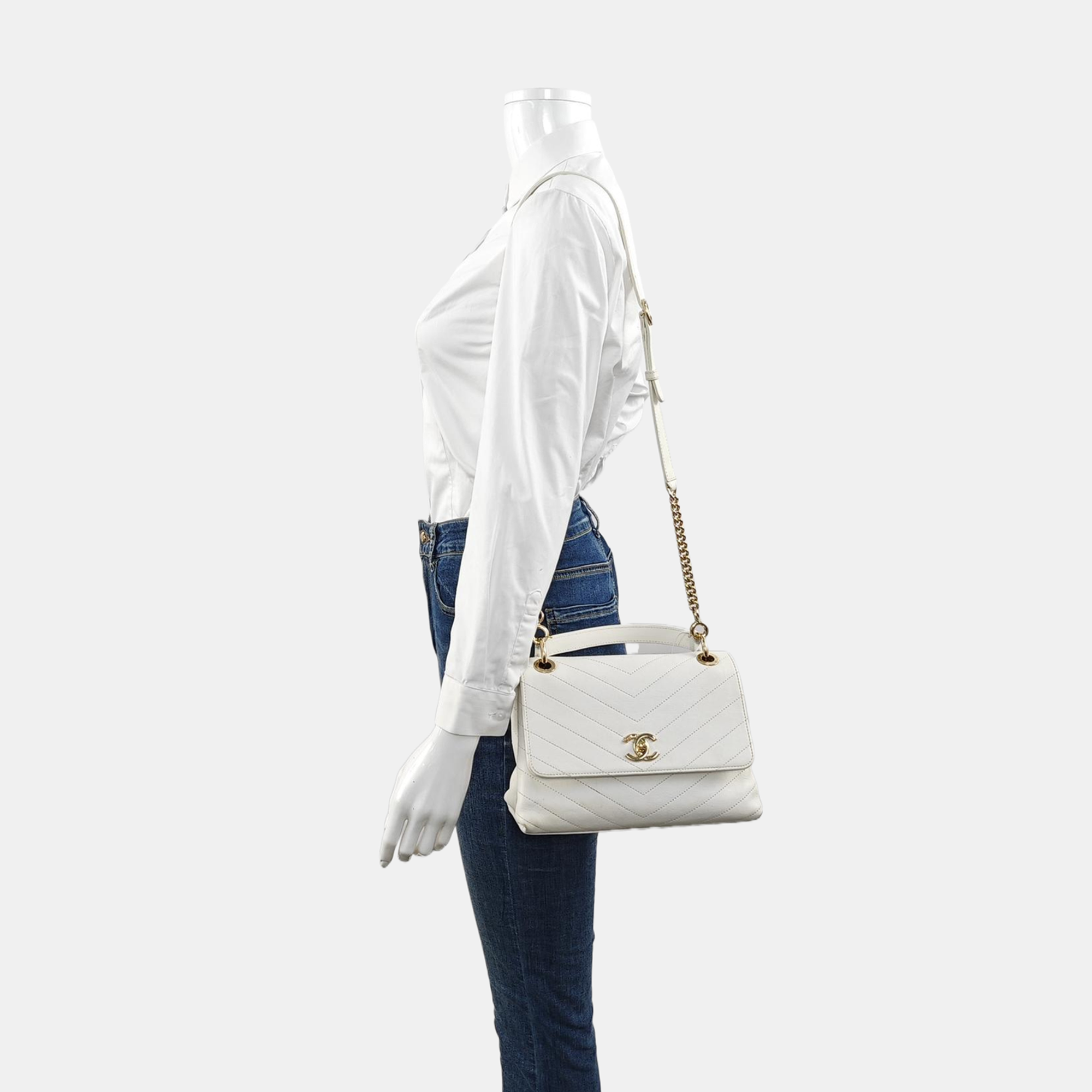 Authenticated pre-owned  Classic Flap Calfskin White - Shoulder Bag at Looply