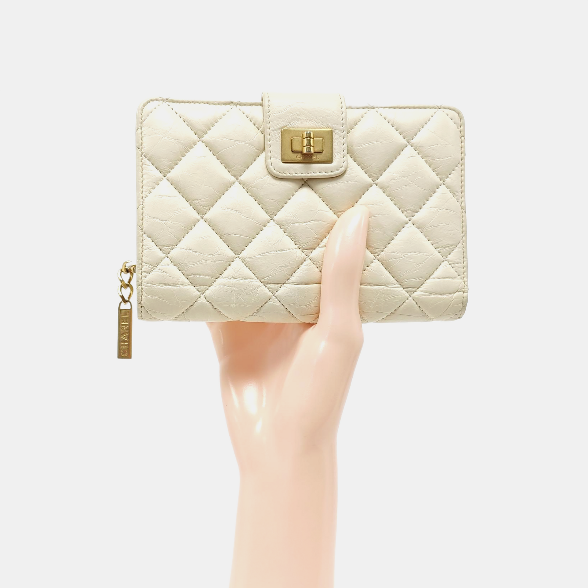 Authenticated pre-owned  2.55 Quilted Calfskin White Wallet - Wallet at Looply
